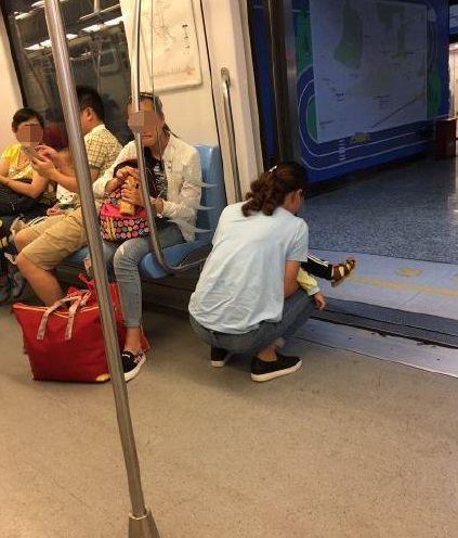 女子在火车上喂奶, 旁边男子看到后将其制住, 结果却出乎意外