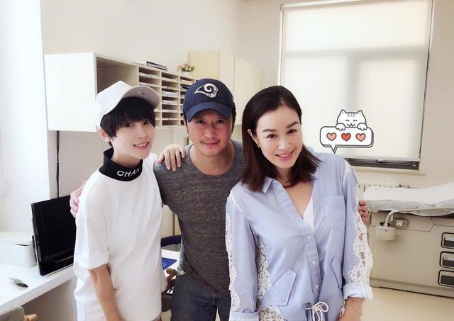 吴京陪谢楠去医院产检, 偶遇吴京的初恋, 谢楠发文皮了一下