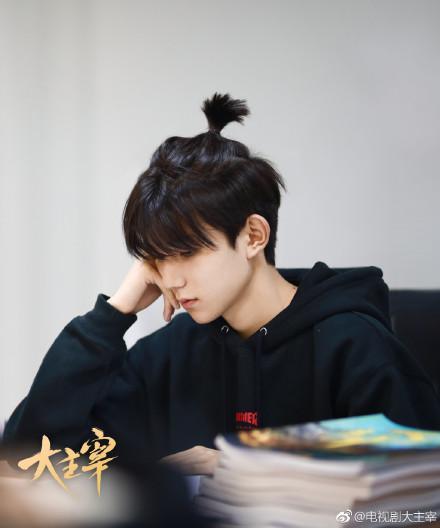 关晓彤&鹿晗深更半夜洒狗粮, 一模一样的“朝天揪”说实话, 我也会!