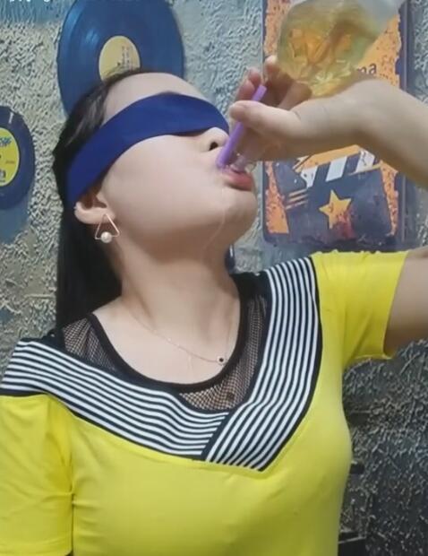 美女一口气喝掉1瓶酒, 看完后我只想说: 谁娶这样的老婆活该倒霉