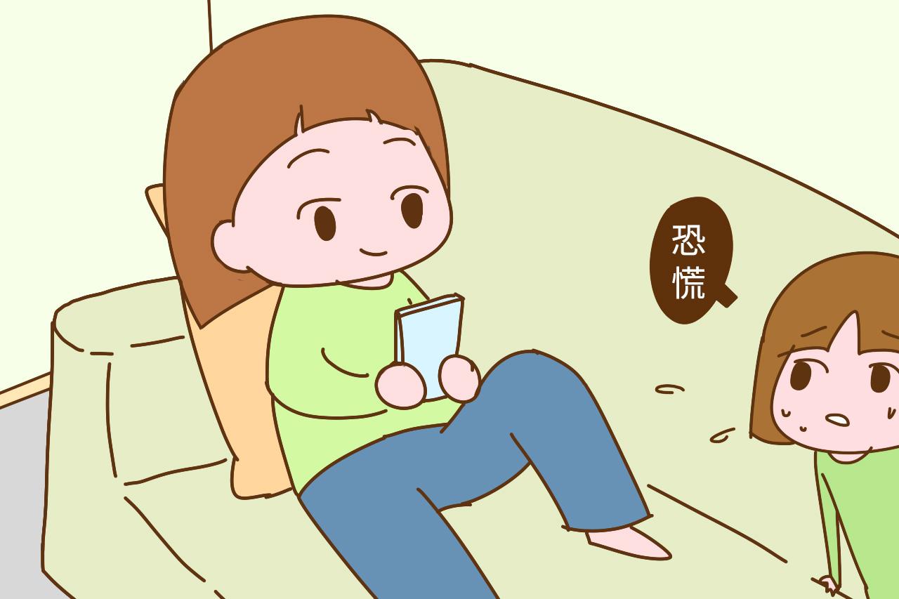 孩子晚上总是黏妈妈, 可能是缺乏安全感, 妈妈不能太大意