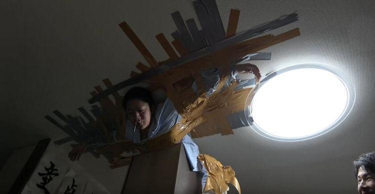 男子被同学用胶带固定天花板一晚, 男子下来一句话同学们都傻眼了