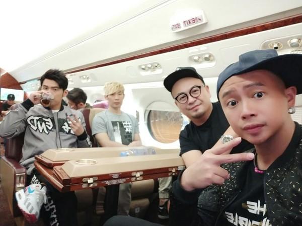 周杰伦45万租私人飞机携南拳妈妈赶商演 内景豪华装修曝光