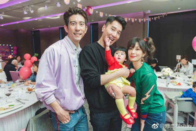 贾静雯小女儿bo妞一岁了! Ella赵又廷萧敬腾等好友齐聚送祝福
