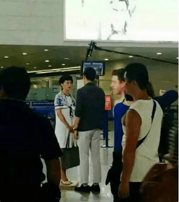 为减小身高差: 胡歌大劈叉, 杨颖、沈月脚下垫箱