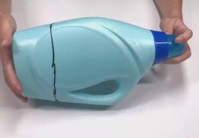 不起眼的洗衣液桶, 这样一处理, 秒变手机充电神器!