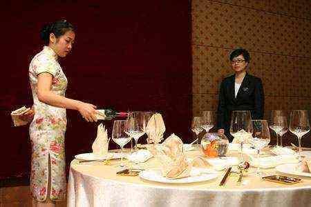 男子参加同学聚会, 结账时众人装醉, 男子结账走人, 众人愤怒了