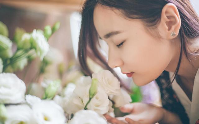 女人最舒服的四个小动作, 红着脸看完你做过几个?