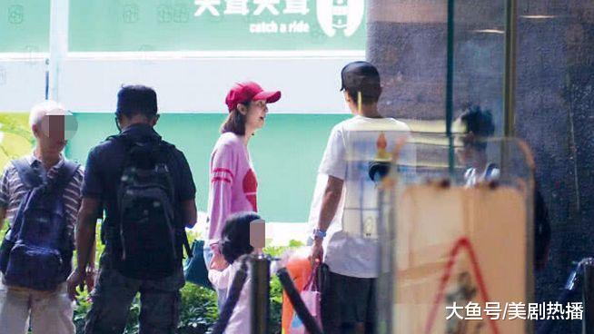 洪欣与张丹峰逛街疑似闹别扭? 甩老公独自购物! 网友: 她心里也苦