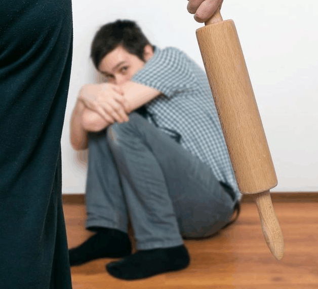 “妻管严”男子酒后楼道内去世, 女友痛哭说: 是我对不起你啊!