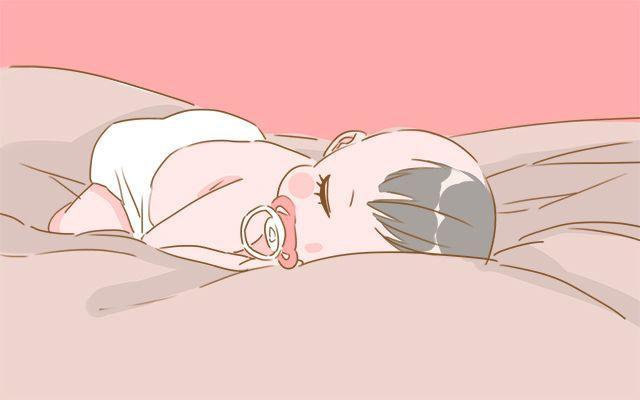 宝宝睡觉的时候喜欢把手举到头顶, 妈妈说萌萌哒, 长辈却说是阳气重