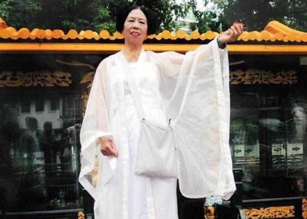 她是最丑星女郎, 曾是日赚50元的跑龙套专业户, 如今片酬达10万