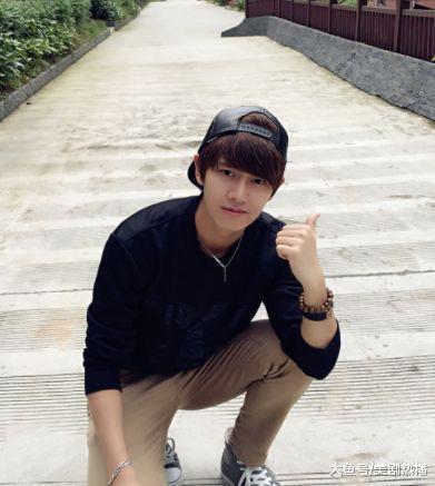 他从18线小透明到一夜爆红, 巅峰时公布已婚生子, 网友: 够爷们儿