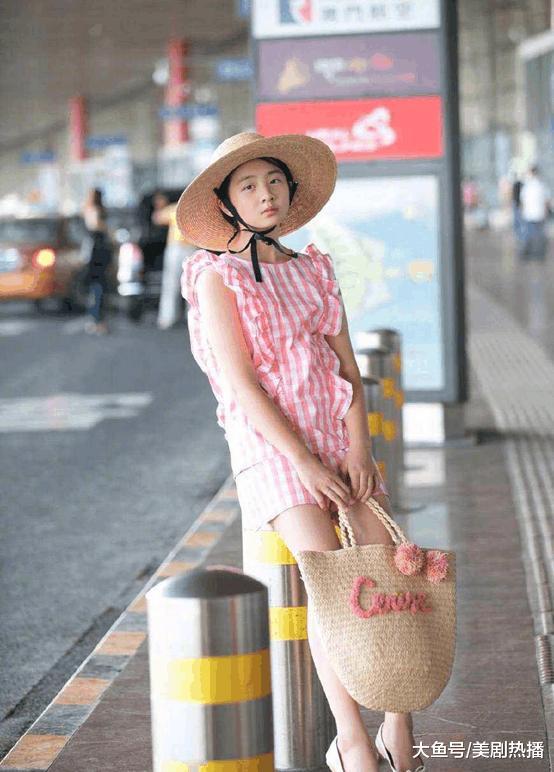 李嫣黄多多同台走秀, 一个超模气质, 一个纯真甜美, 你更喜欢谁?
