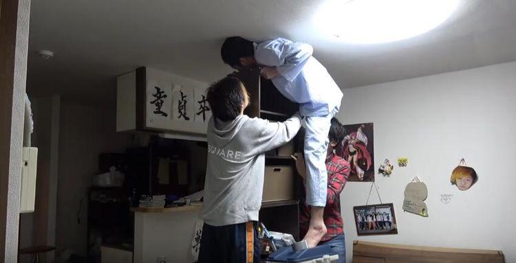 男子被同学用胶带固定天花板一晚, 男子下来一句话同学们都傻眼了