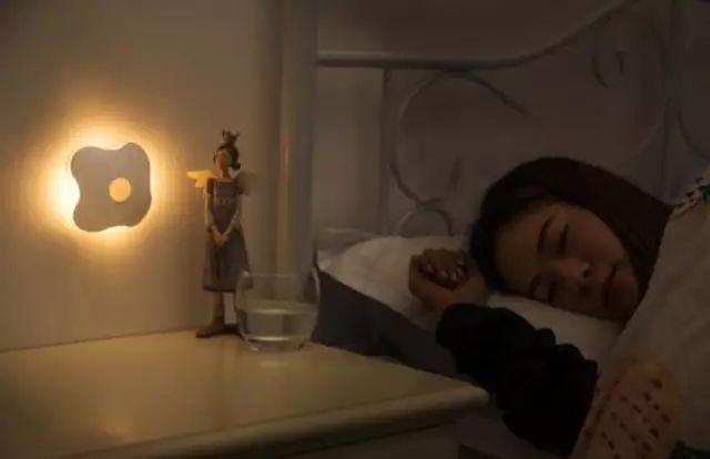 很伤孩子眼睛的4个坏习惯, 尤其第4个, 妈妈可能想不到!