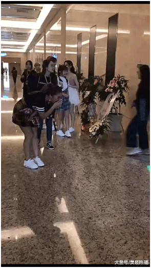 笑疯! 王菊获得史上最求真务实的礼物, 菊家军们! 你们太有心了!