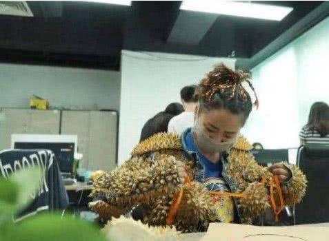 女子挤地铁为防咸猪手, 用榴莲角自制铠甲, 结果却让人感到意外