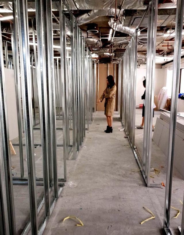 47岁黎姿开店, 穿高跟鞋短裙, 现身施工现场, 照片太像摆拍