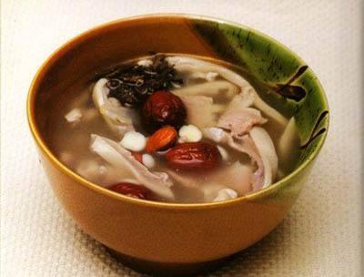 她坚持用车前草泡水喝, 半个天后身体出现奇怪的变化!