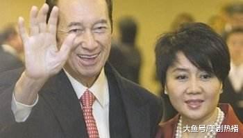 26岁嫁68岁老公, 从舞女到身家百亿, 她是如何征服赌王何鸿燊的?