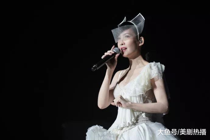 纠缠19年分手第7天闪婚, 为爱退圈, 如今51岁却赢过年轻的我们!