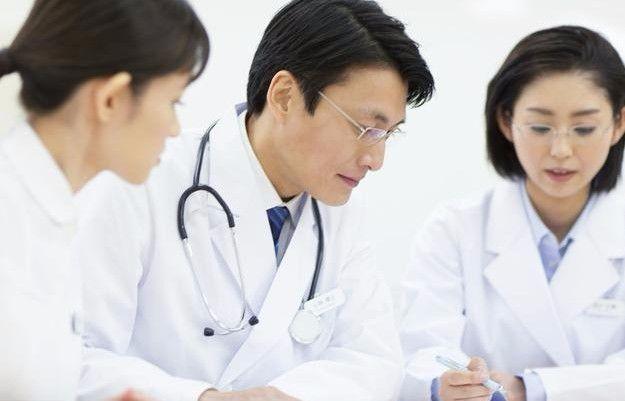 50岁老汉娶20岁女孩, 婚后一年两人都进了医院!