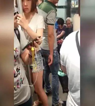 女子专注的玩手机, 发现身后有只咸猪手, 被发现后男子自己下车了