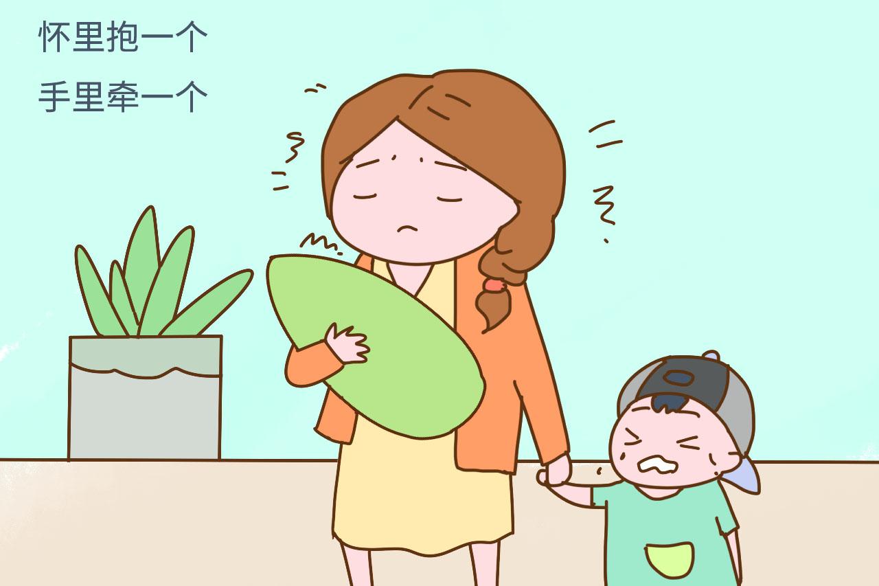 怀里抱一个手里牵一个, 二胎宝妈遭这罪, 原因逃不过这3点