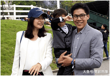霍启刚郭晶晶带孩子一起回老家做公益, 网友: 富豪界一股清流!