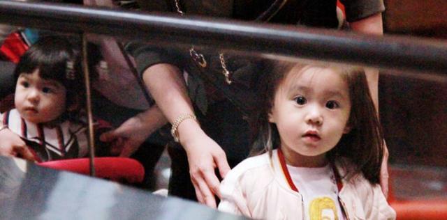 微博 Qzone 微信 贾静雯带咘咘Bo妞现身机场, 咘咘 Bo妞乖巧又可爱, 咘咘眼神亮了