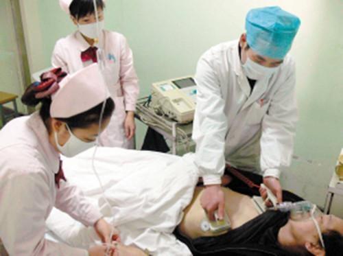 男子吃饭时胸痛难忍, 抢救后心梗离世, 医生: 这2个习惯害人不浅