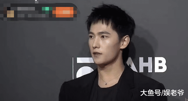 剪完头发的杨洋秒变硬汉, 还撞脸易烊千玺? 果然帅都是相通的!
