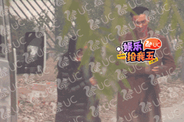 周一围被拍到与女助理共用吸管喝奶茶 朱丹回应