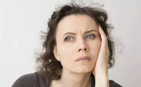 女性衰老的5个“丑态”, 如有3个以上, 别不服气, 你有可能老了