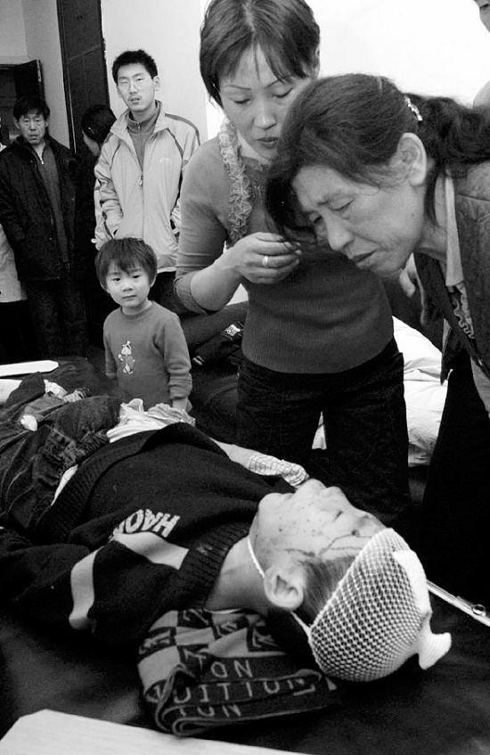 仅十分钟, 八岁男童失去二根手指一只眼睛, 妈妈一语不发