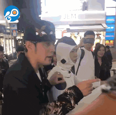周杰伦扮成加藤现身万圣节, 被万人追着跑, 东京街头上演釜山行
