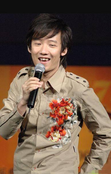 曾是红极一时的歌星, 却被老婆逼迫整容, 如今离婚欠债无人知晓!