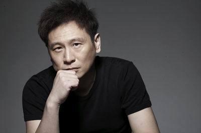 他是荧幕最佳“贱男”, 年少轻狂气死将军父亲, 如今一心向佛
