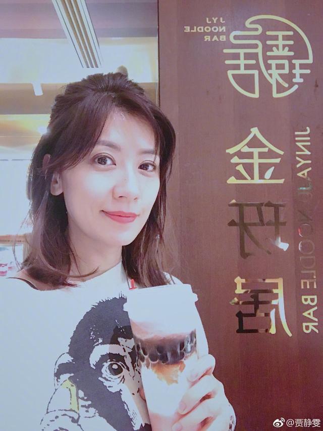 44岁贾静雯冻龄美貌红到国外, 被英国媒体大赞: 看起来只有22岁