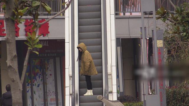 郑爽街头拍新戏长发飘飘露甜笑, 获专人撑伞陪同心情好