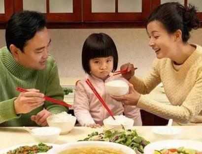 爸妈在饭桌上常做这3件事, 孩子会越来越笨的, 可要快纠正