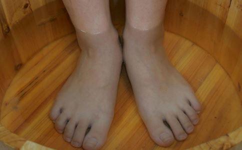 泡脚好处虽多, 但也会致命, 7大类人千万别泡脚!