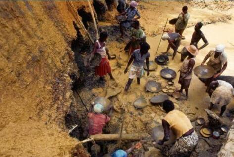 这个下水道有很多金银, 什么人都可以去捡, 当地人却见怪不怪