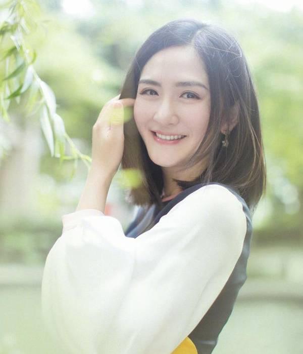 辣妈谢娜发心灵鸡汤晒美照 笑容灿烂光彩照人