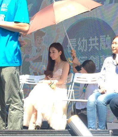 温碧霞出席慈善活动 助理跪着举双手打伞引争议