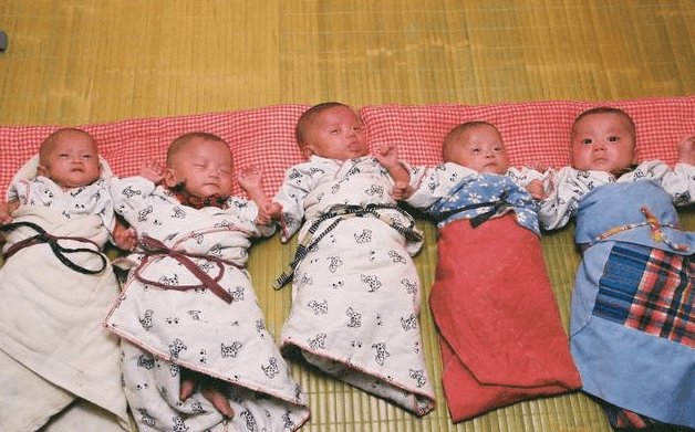 孕妇产下五胞胎, 丈夫姓周, 公公大手一挥起完名, 都夸他太有才了