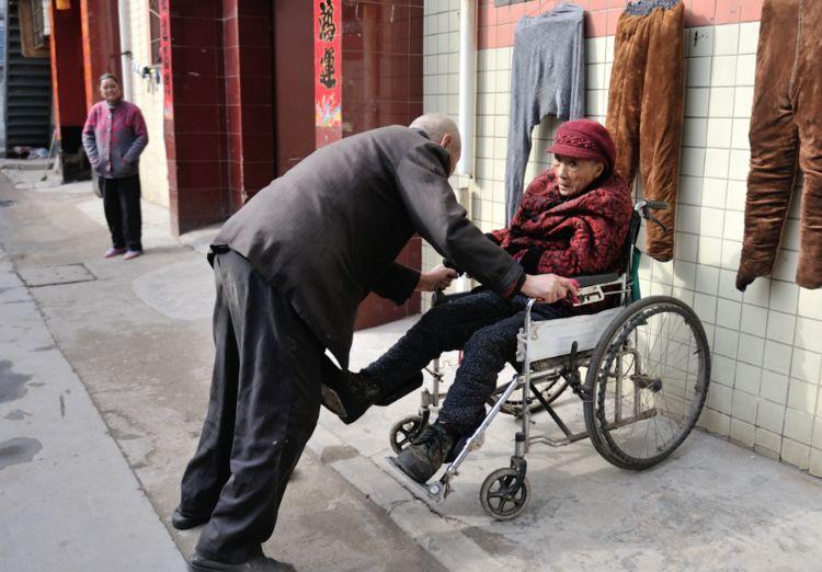 八旬老人在出租房过年 煮清汤面嚼烂喂老伴