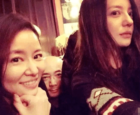 同样是合影里的抢镜王, 赵丽颖、郑恺和王源却