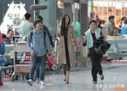 被逼剪头发还挨骂, 泼粥泼可乐, 下跪举话筒, 明星助理都这么惨?